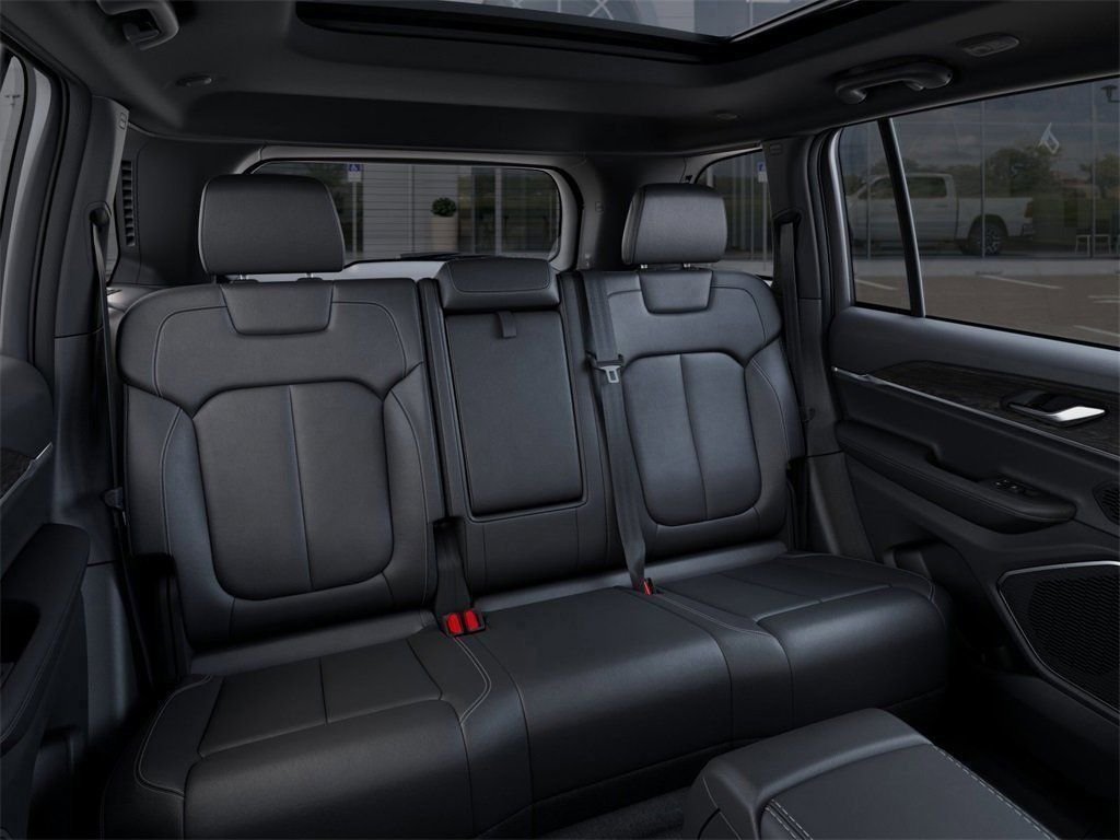 New 2026 Diamond Black Crystal Pearl-Coat Exterior Paint Jeep Limited image 15