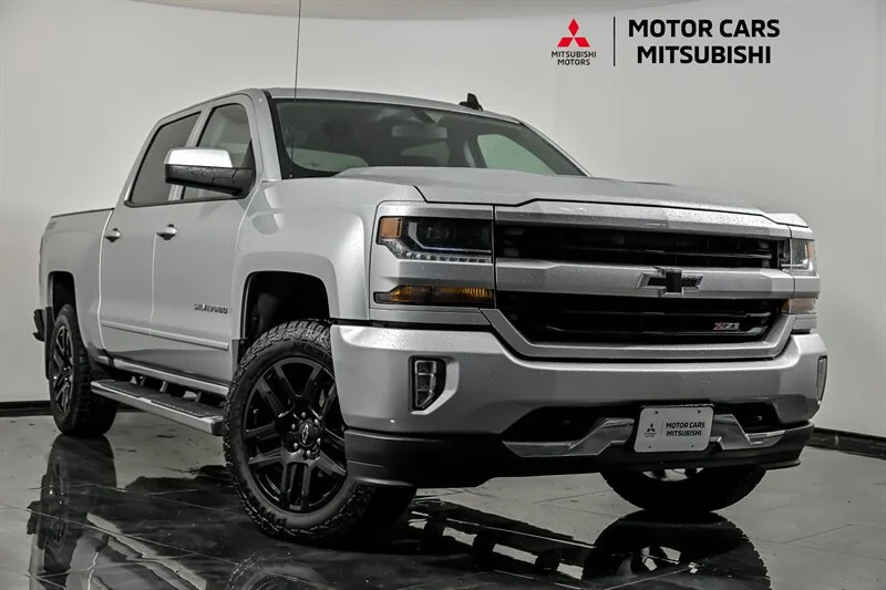 Used 2017  Chevrolet LT image 1