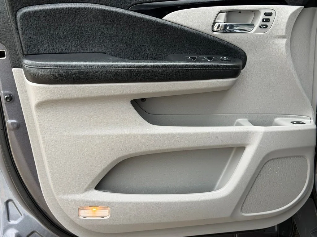 Used 2020 Silver Honda Touring image 24