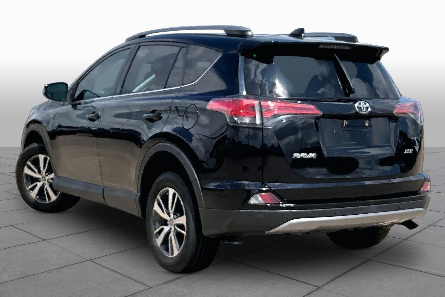 Used 2018 Black Toyota XLE image 12