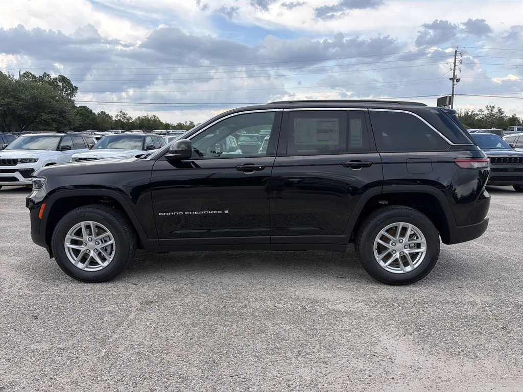 New 2026 Diamond Black Crystal Pearlcoat Jeep Laredo X image 3
