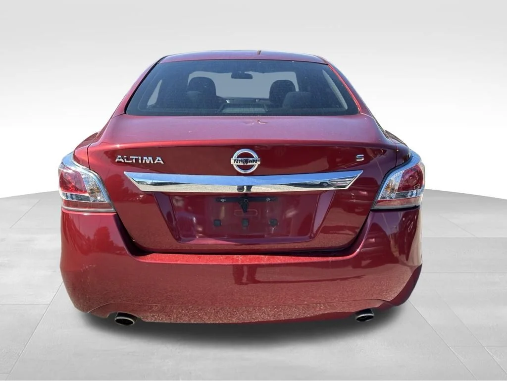 Used 2015 Red Nissan 2.5 S image 4