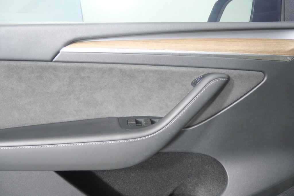 Used 2023  Tesla Performance image 10
