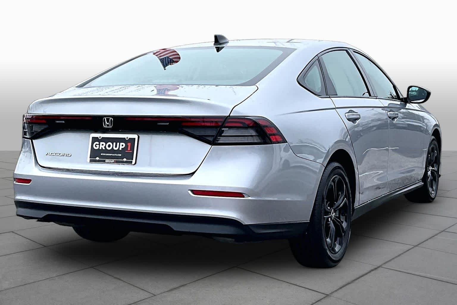 Used 2025 Solar Silver Metallic Honda SE image 12