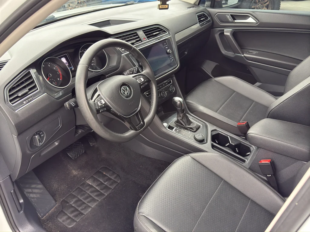 Used 2020 White Volkswagen SE image 23