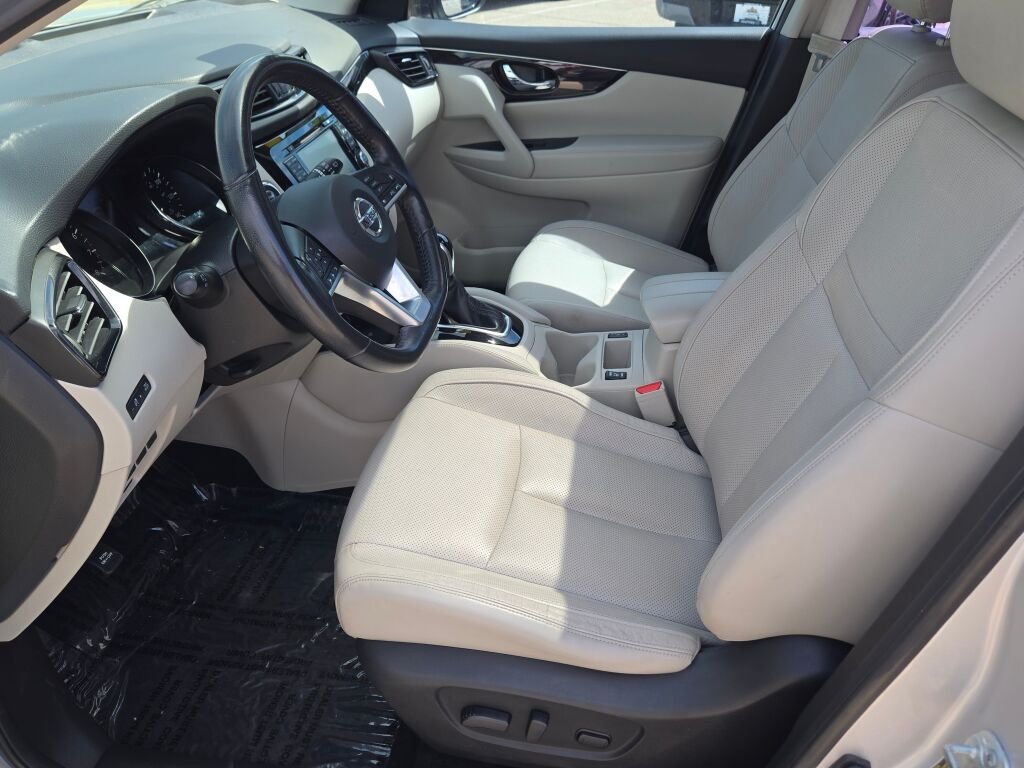 Used 2018 Silver Nissan SL image 16