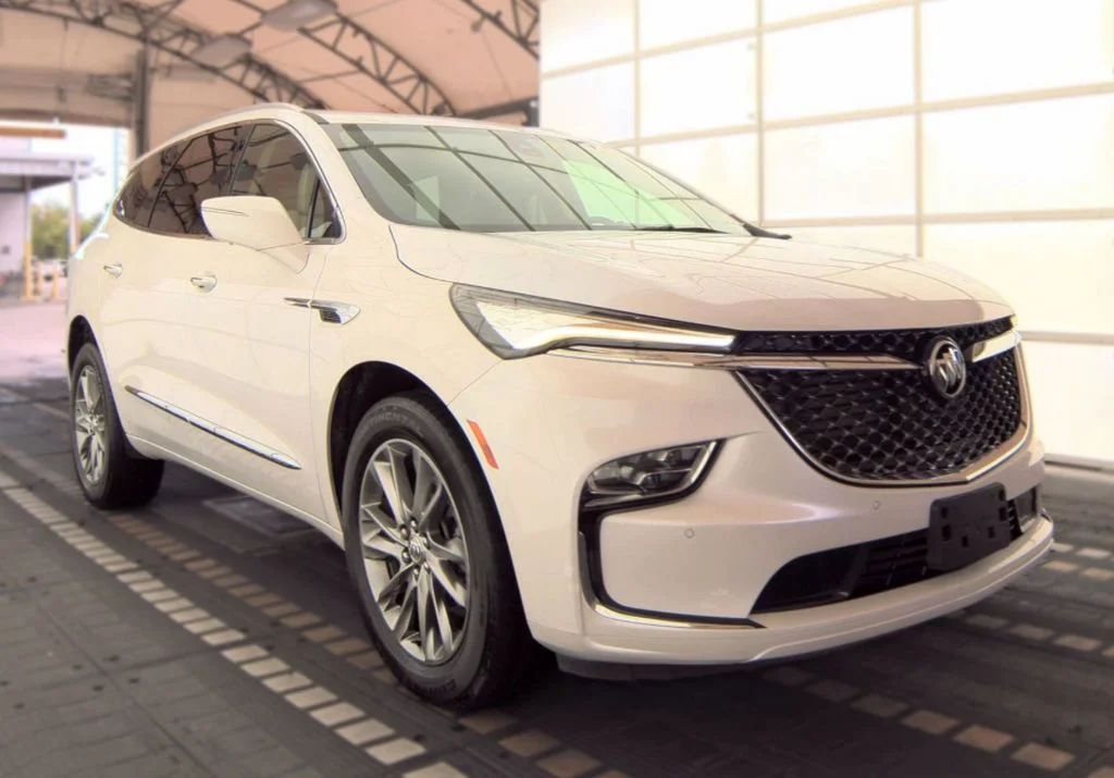 Used 2023 White Buick Avenir image 2