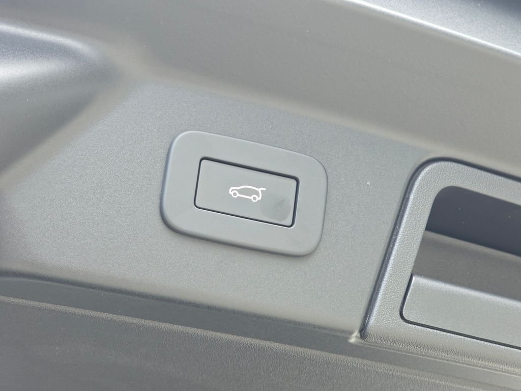 New 2026 Carpathian Grey LAND ROVER  image 13