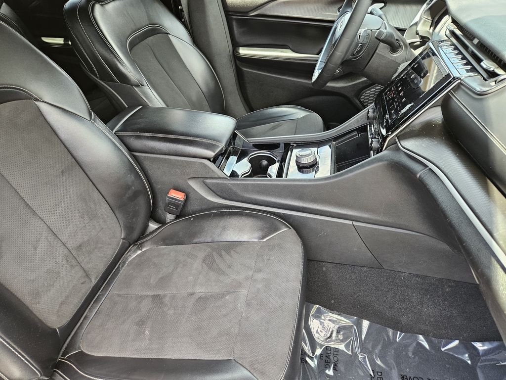 Used 2023 White Jeep Altitude image 13