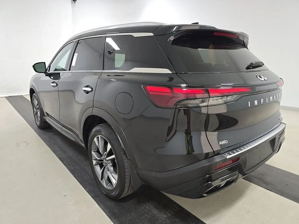 Used 2023 Black INFINITI LUXE image 4