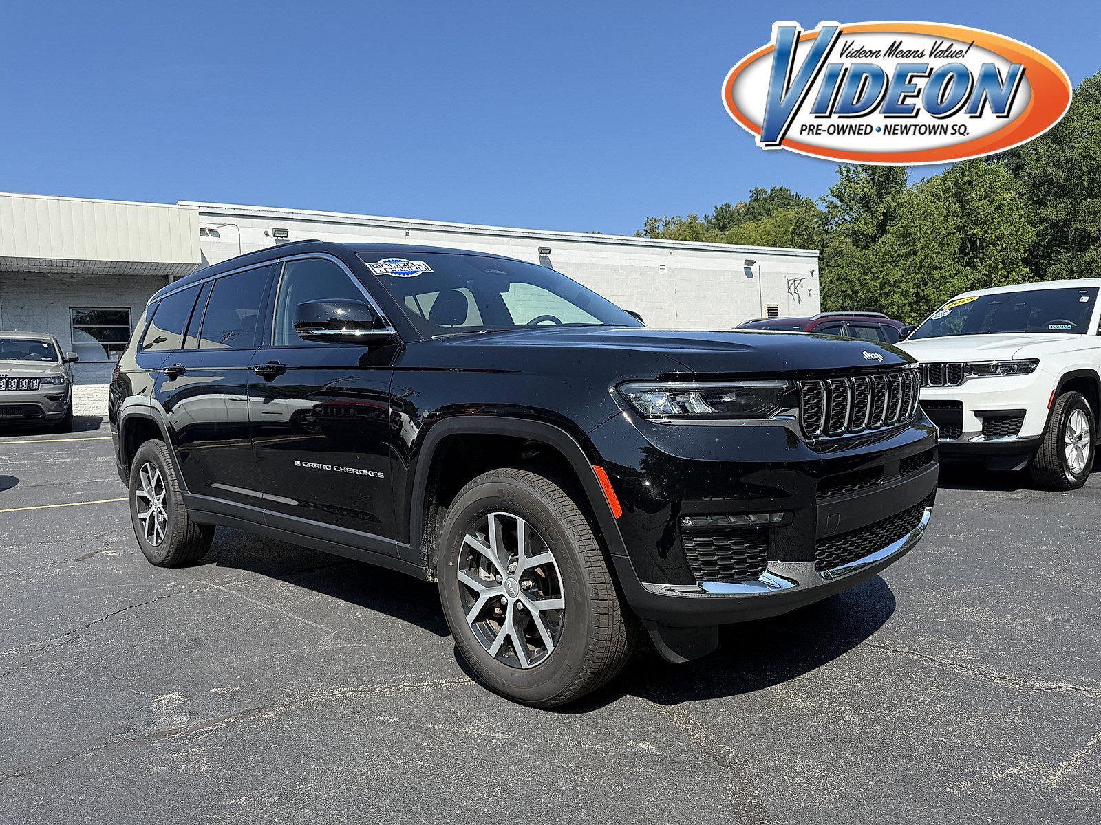 Used 2025 Diamond Black Crystal Pearlcoat Jeep Limited image 1