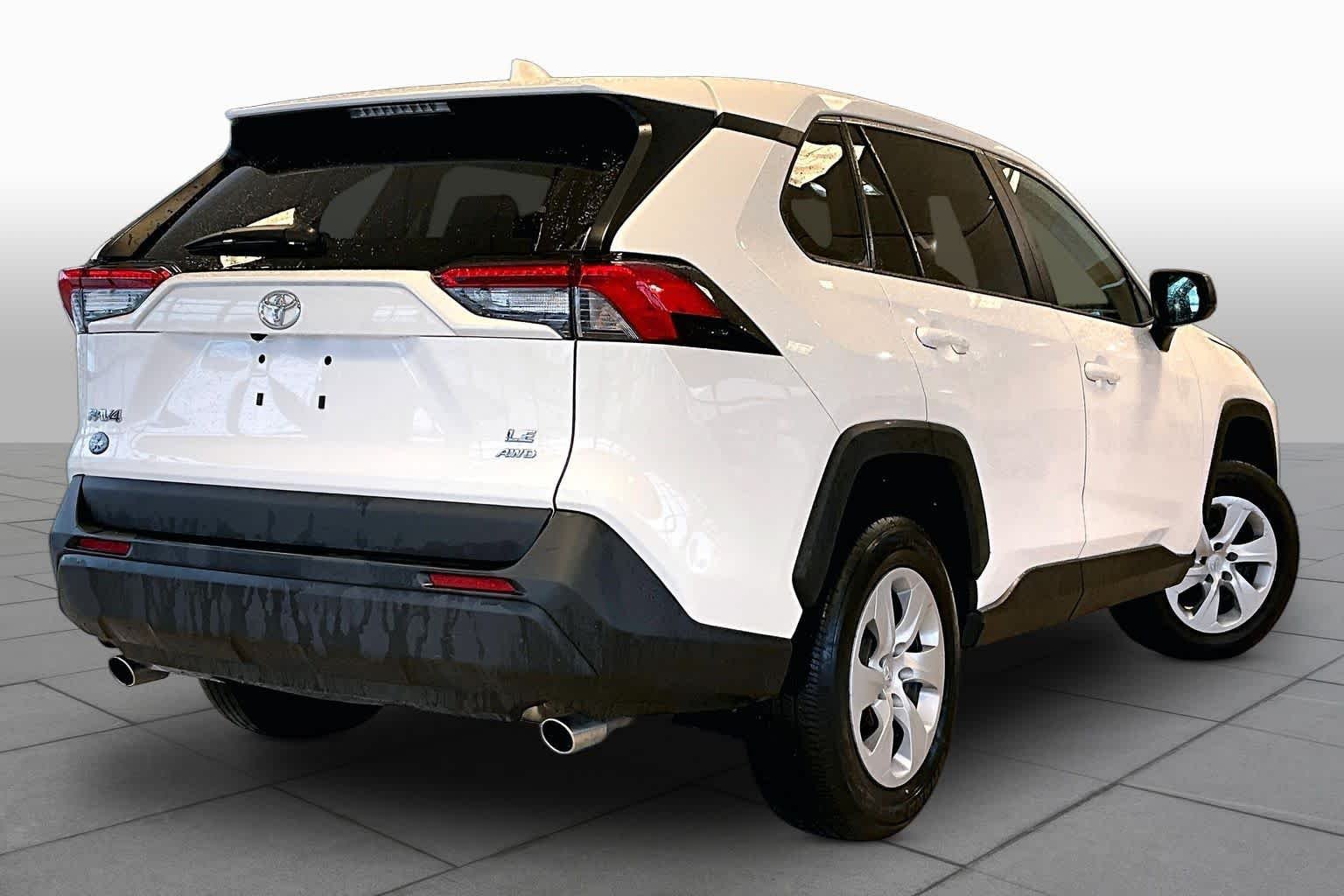 Used 2025 Ice Toyota LE image 12
