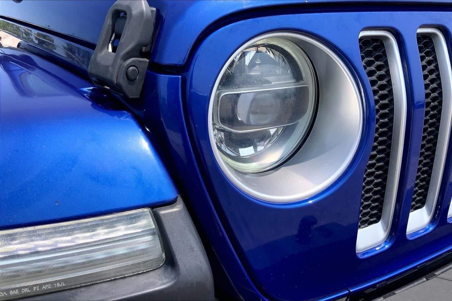Used 2018 Ocean Blue Metallic Clearcoat Jeep Sahara image 27