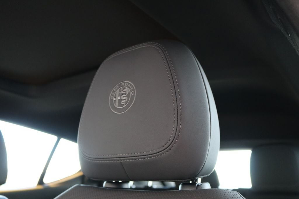 New 2025 Milano White Exterior Paint Alfa Romeo Base image 20