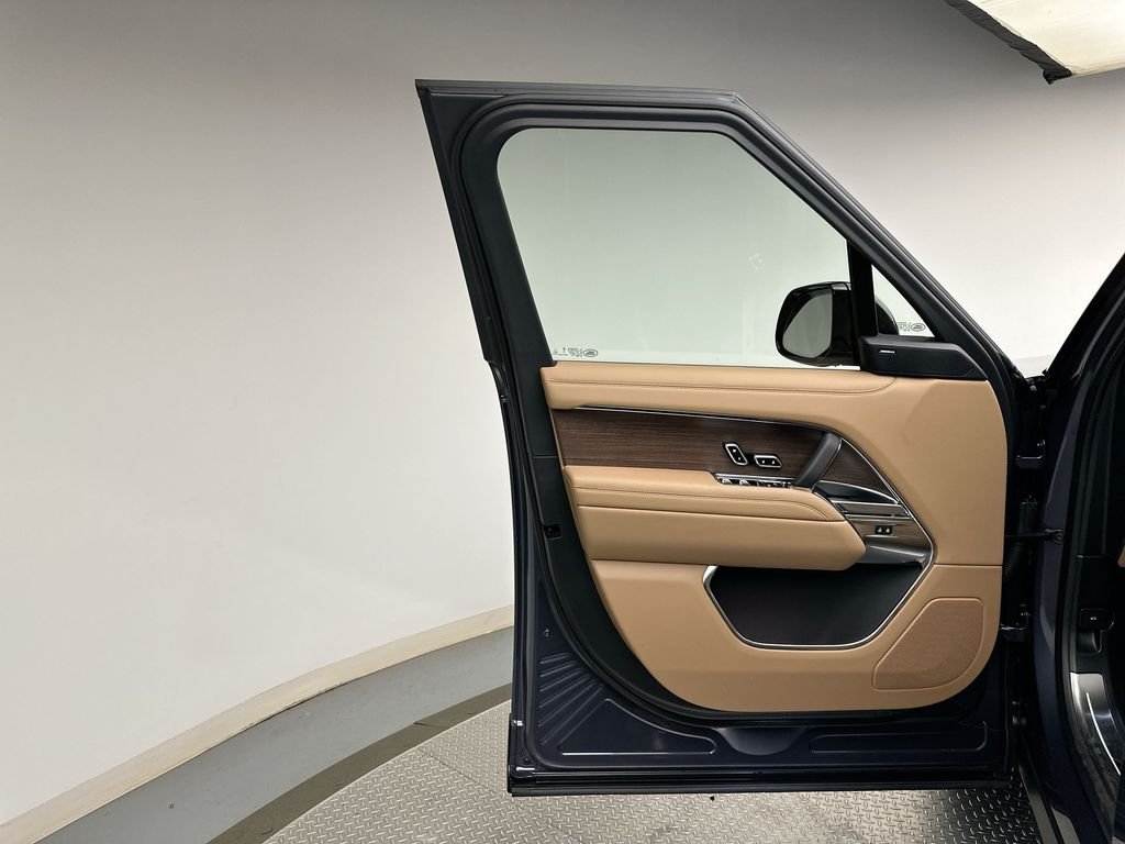 New 2027 Varesine Blue Metallic Land Rover SE image 9