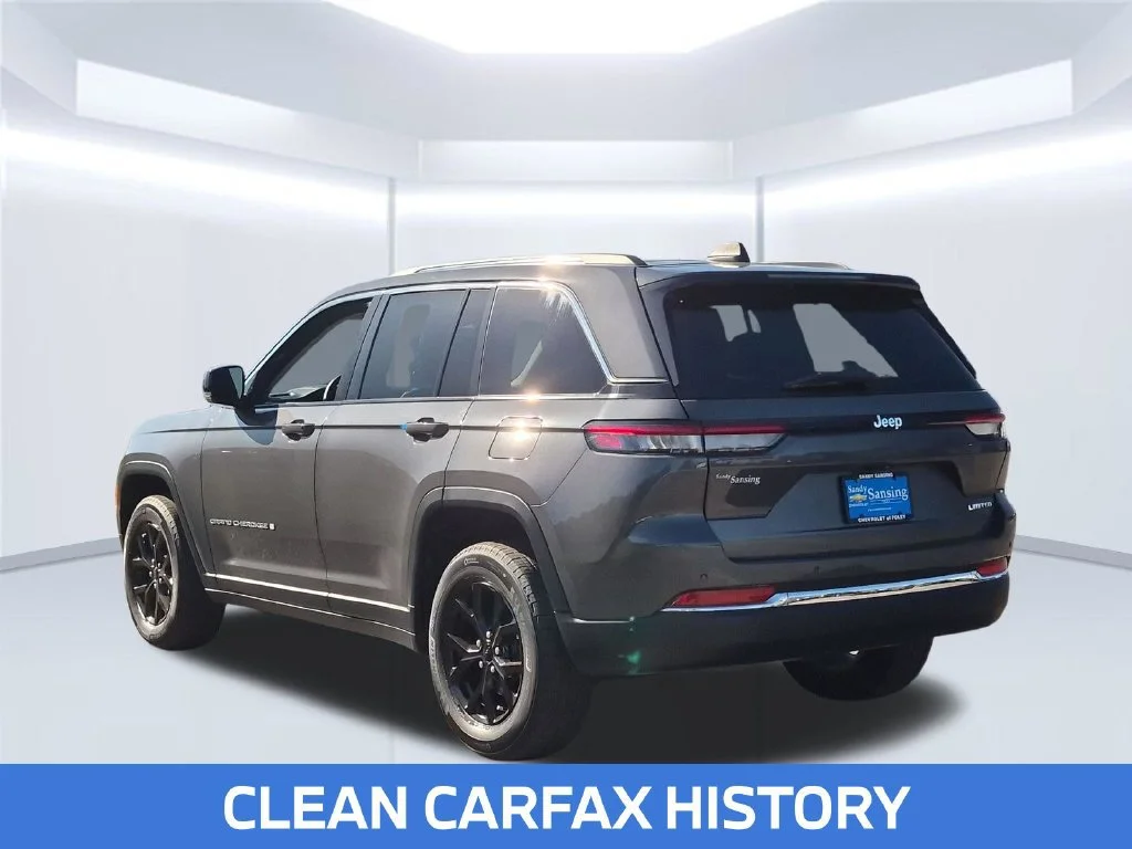 Used 2022  Jeep Limited image 3