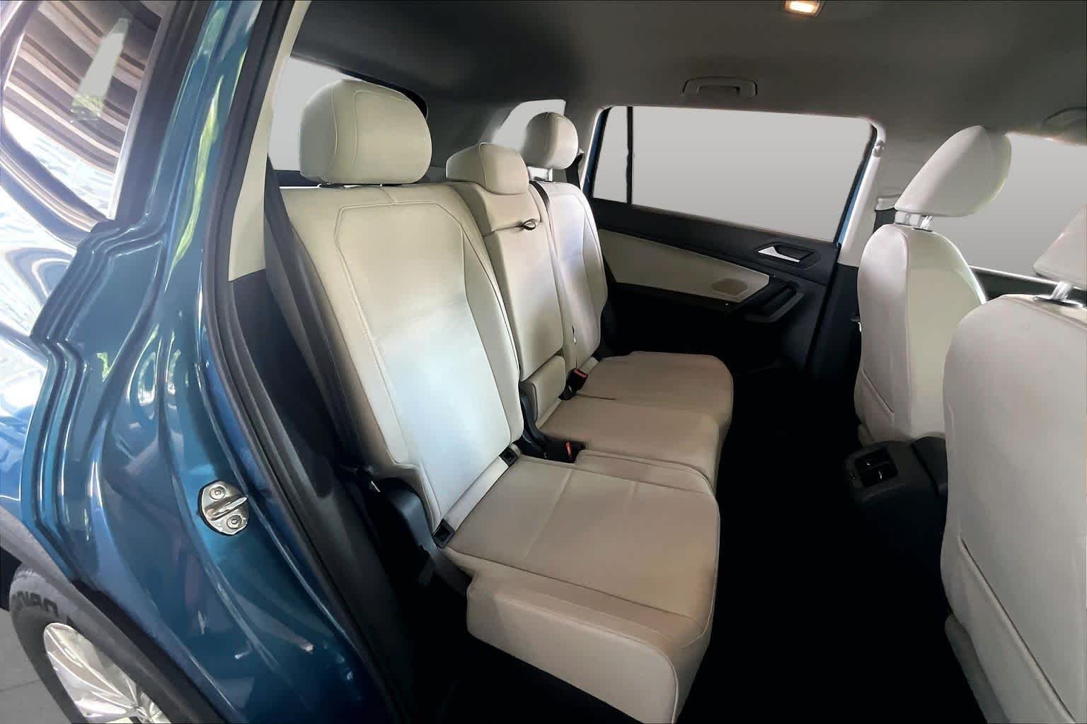 Used 2019 Silk Blue Metallic Volkswagen SE image 19