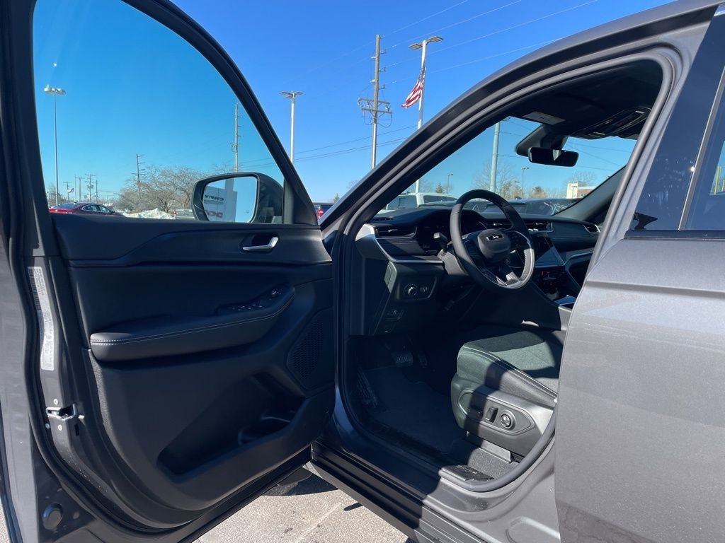 New 2026 Baltic Gray Metallic Clear-Coat Exterior Paint Jeep Laredo X image 15