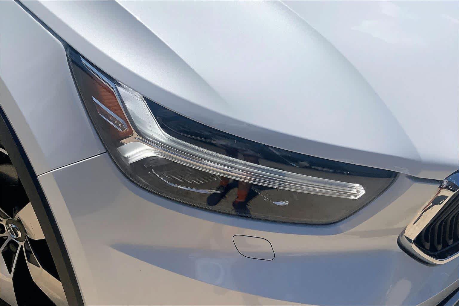 Used 2022 Crystal White Metallic Volvo Momentum image 27