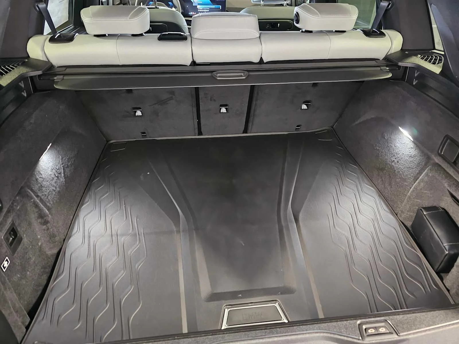 New 2026 Carbon Black Metallic BMW xDrive50e image 42