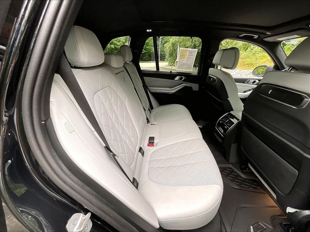 Used 2024 Black Sapphire Metallic BMW xDrive40i image 16
