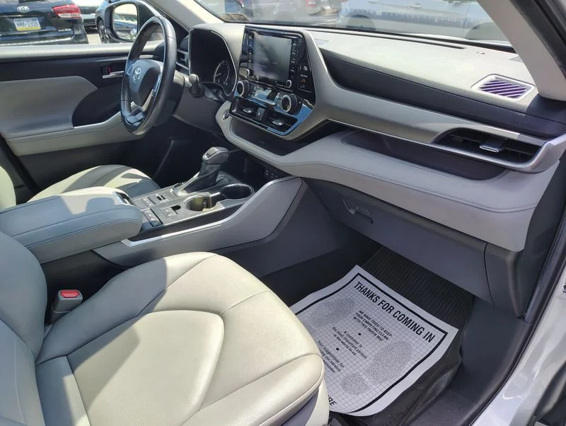 Used 2022 Silver Toyota XLE image 19