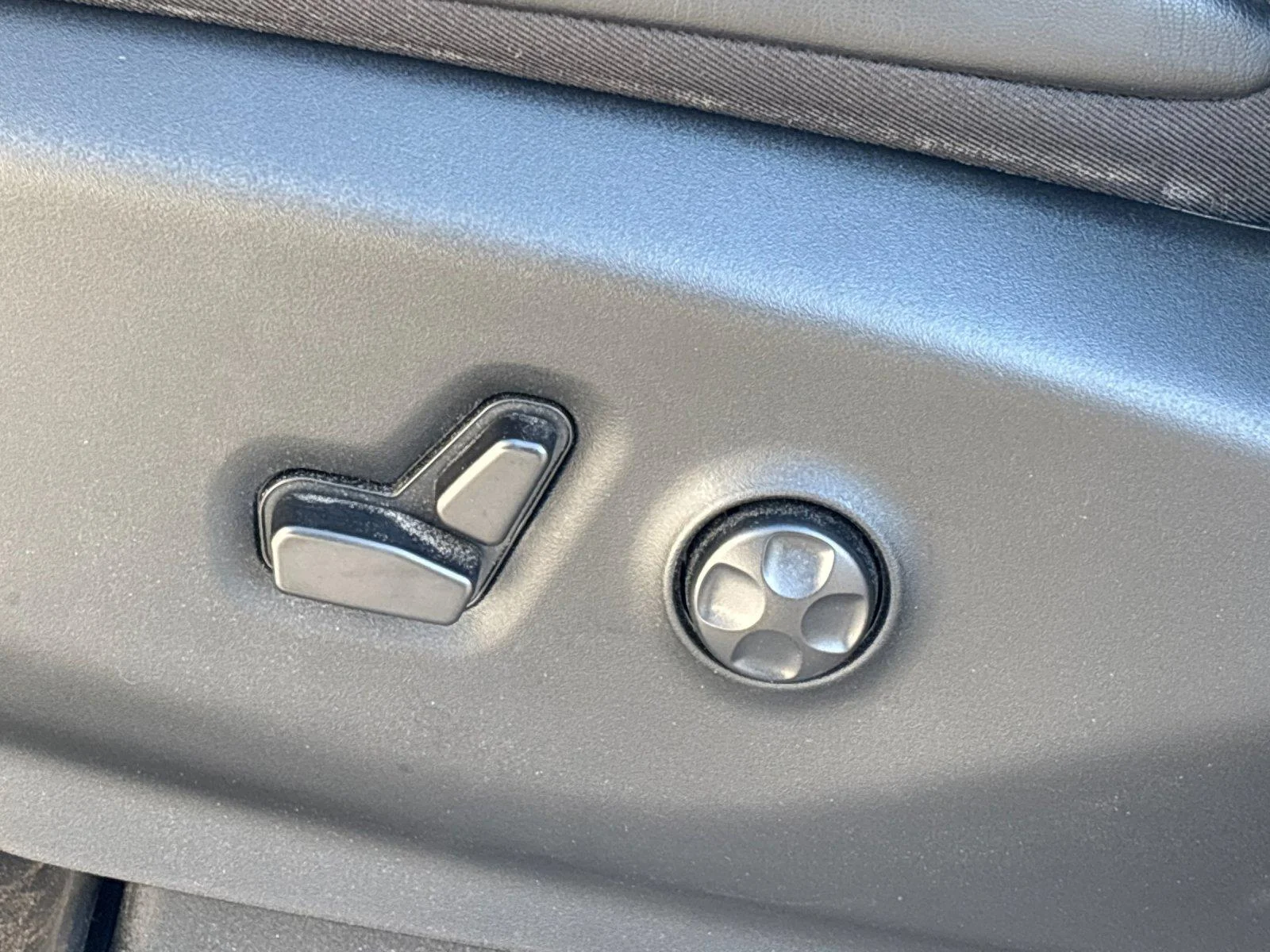 Used 2023  Chrysler Limited image 15