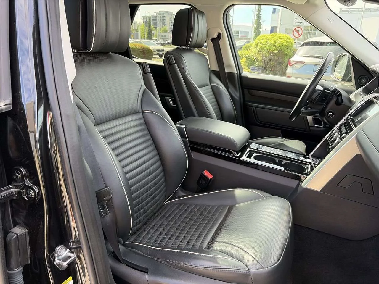 Used 2019  Land Rover HSE Luxury Dilawri Certified   Built for Adventure image 32