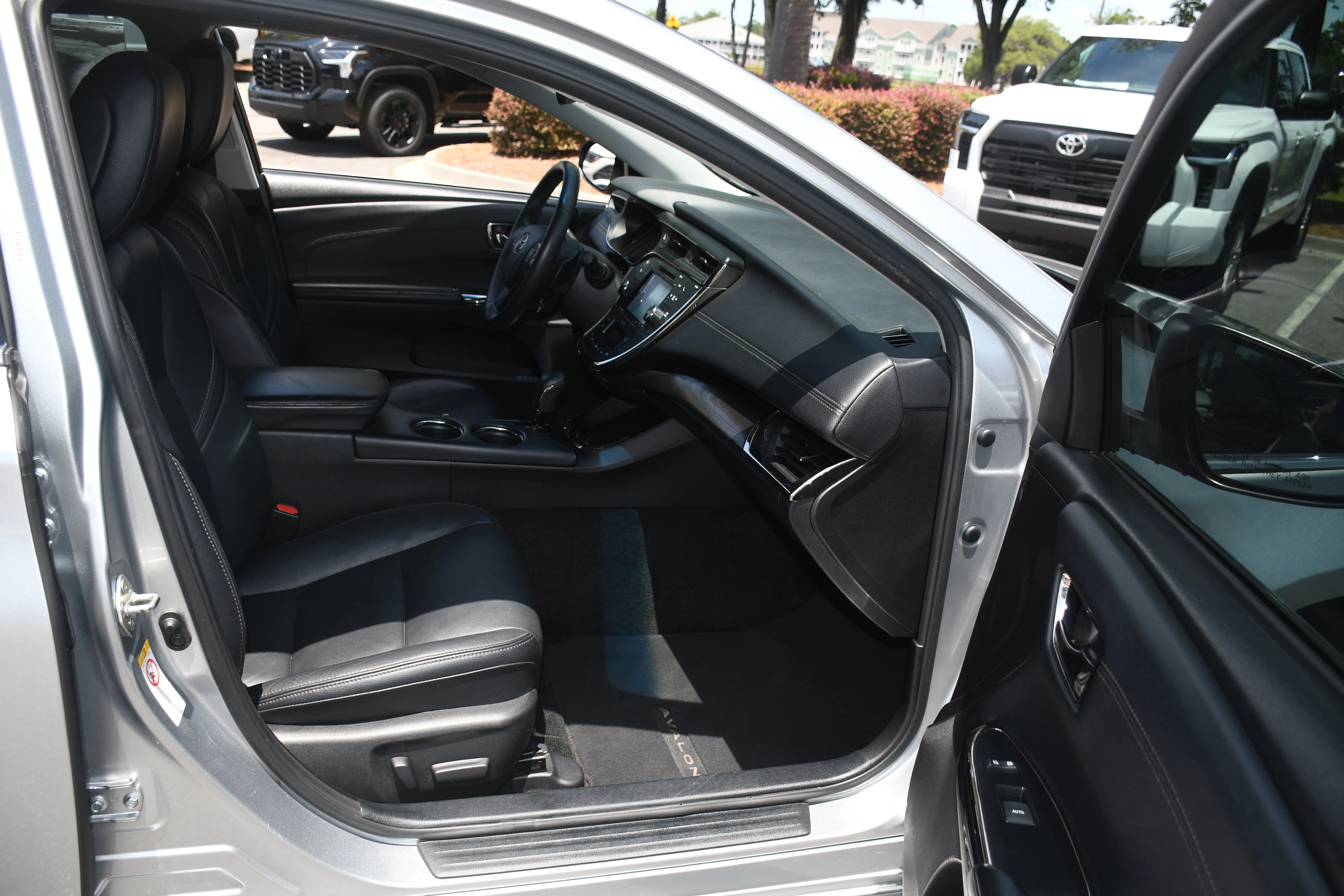 Used 2018 Silver Toyota XLE image 20