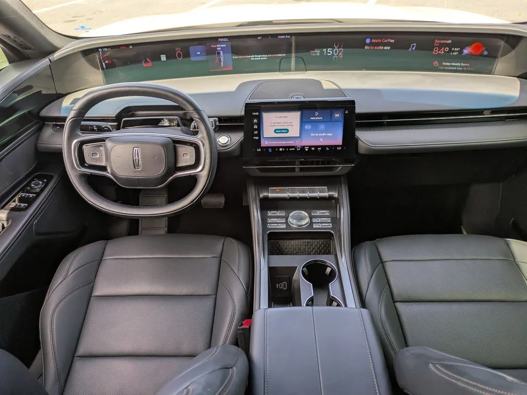 Used 2024 White Lincoln Premiere image 18