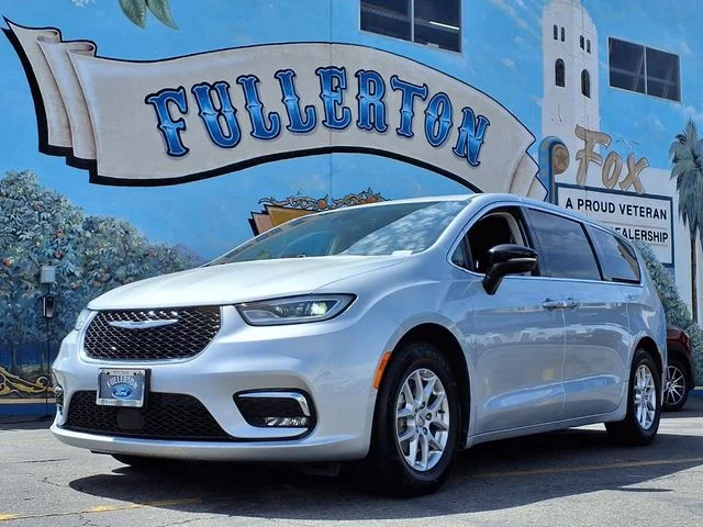 2024 Chrysler Pacifica Touring L's photo