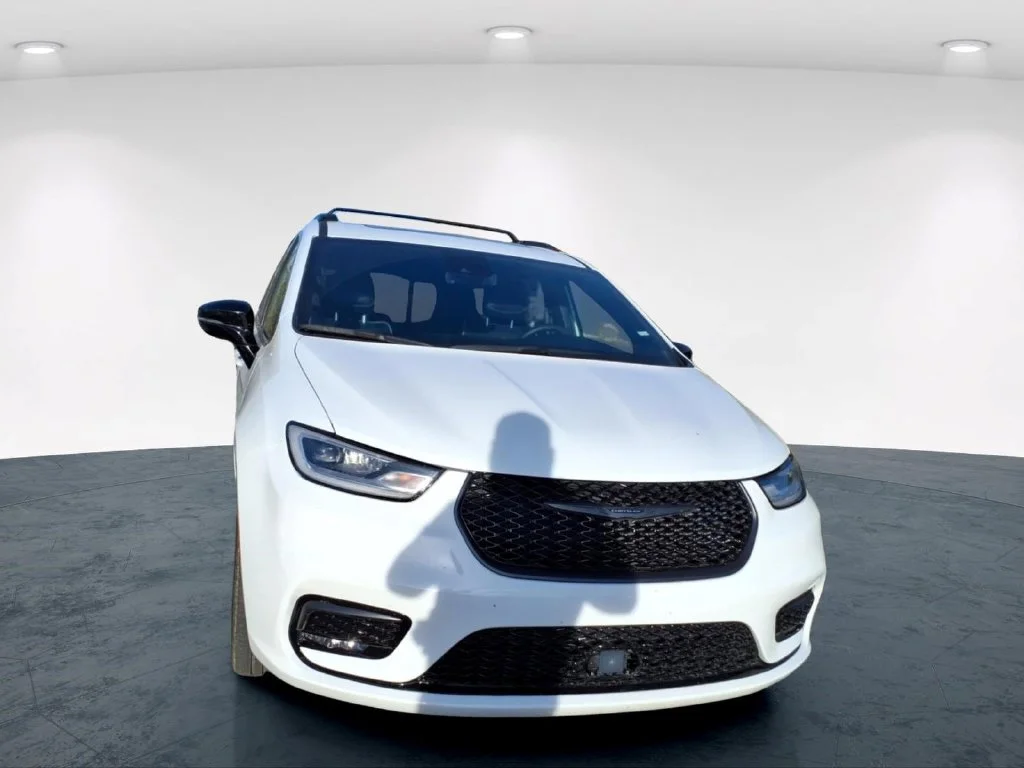 Used 2025 White Chrysler Limited image 10