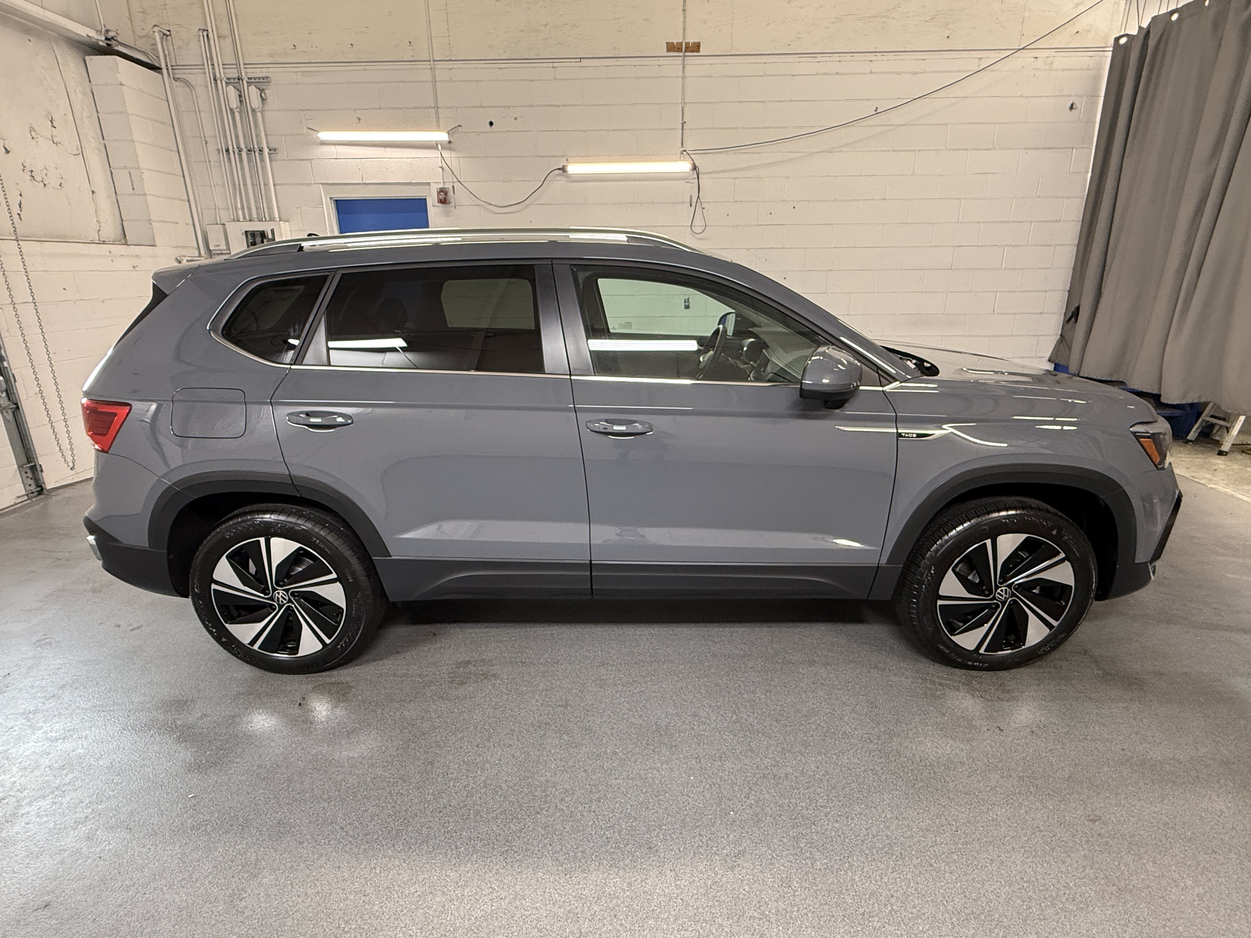 Used 2024 Pure Gray Volkswagen SE image 10