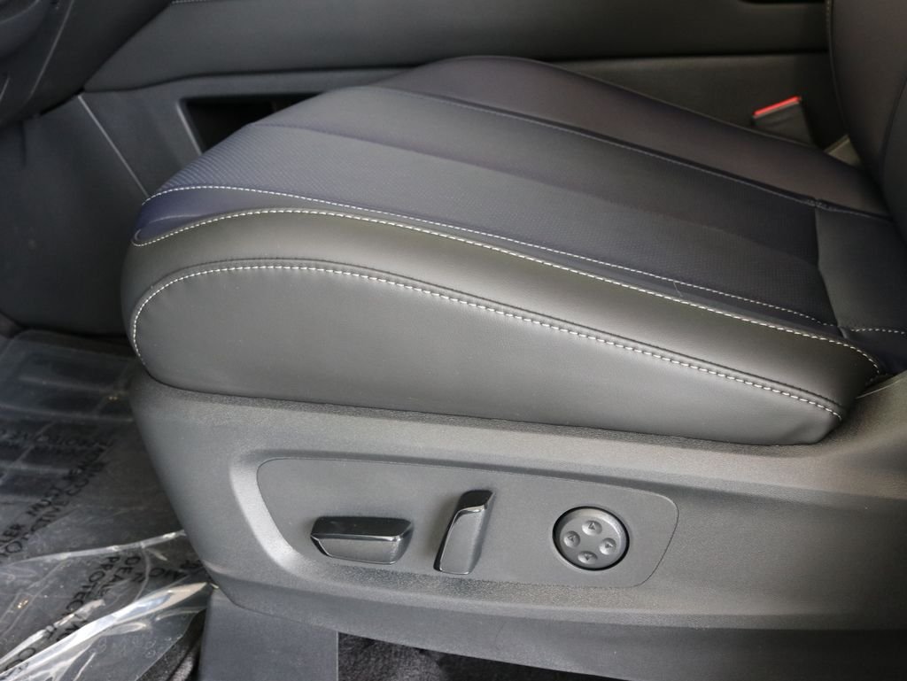 New 2026 2T RAD WHT INFINITI Sport AWD image 23