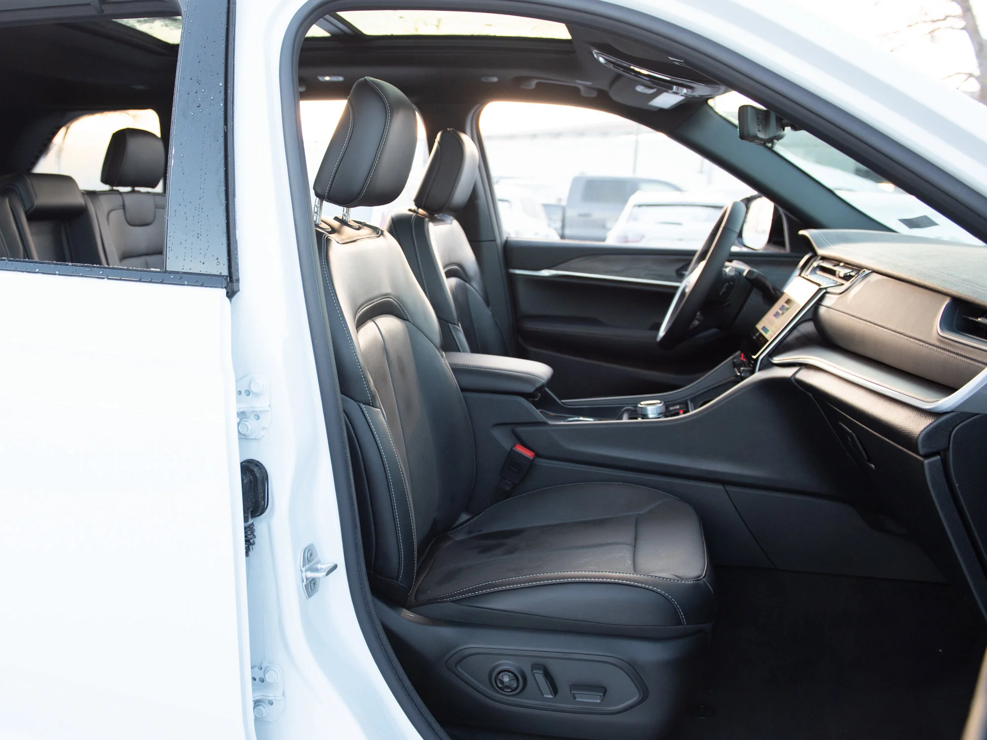 New 2025 White Jeep Limited* image 23