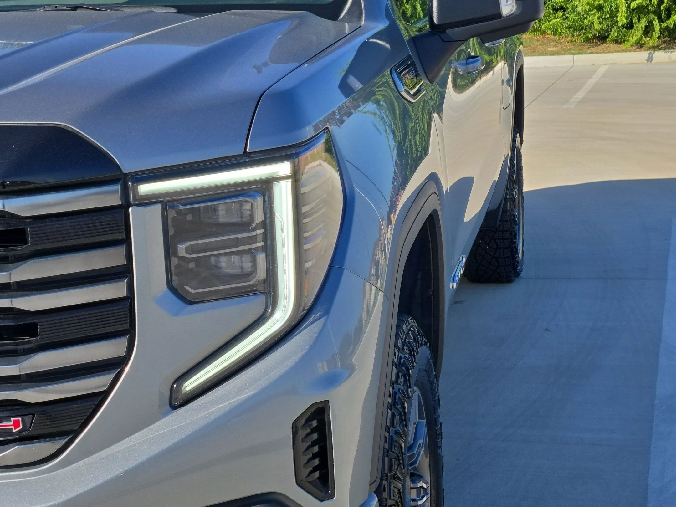 Used 2025 Sterling Metallic GMC AT4 image 10