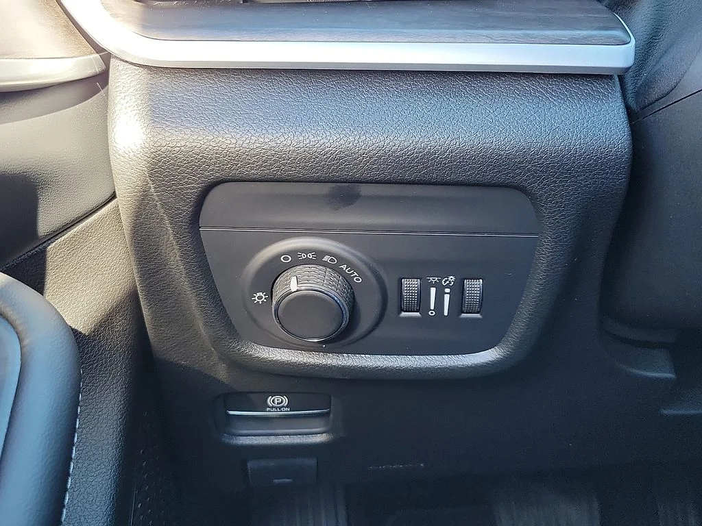 New 2026 Silver Zynith Exterior Paint Jeep Altitude image 14