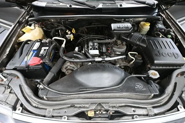 Used 1999 Gray Jeep Laredo image 40