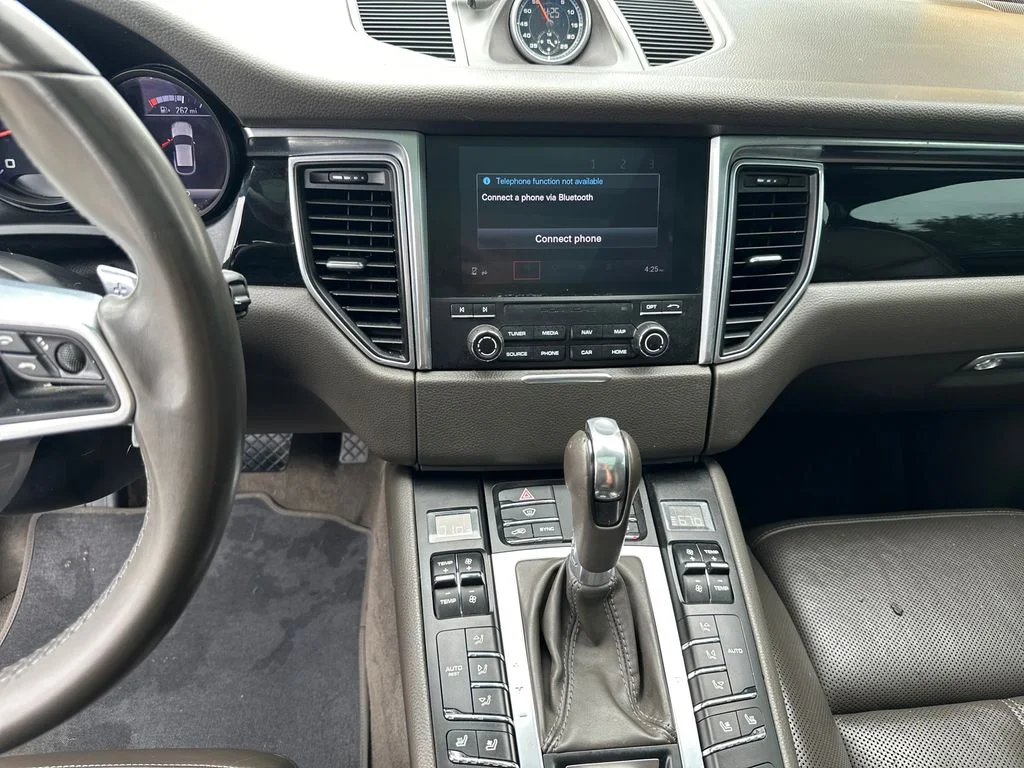 Used 2018  Porsche Base image 23