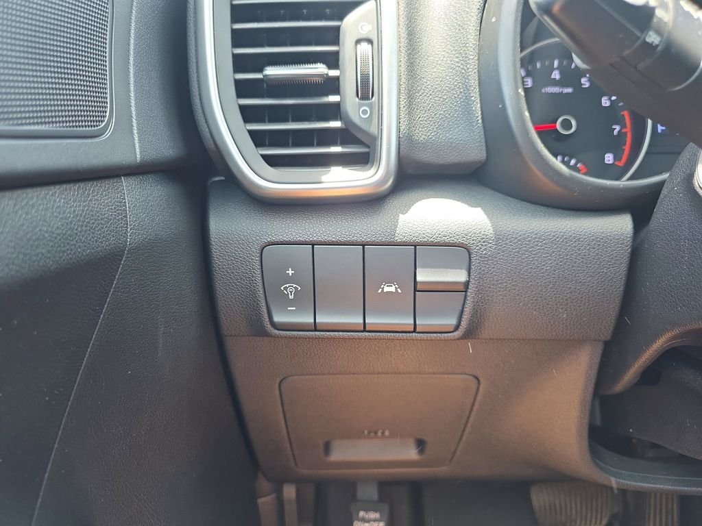 Used 2022 Sparkling Silver Kia LX image 19