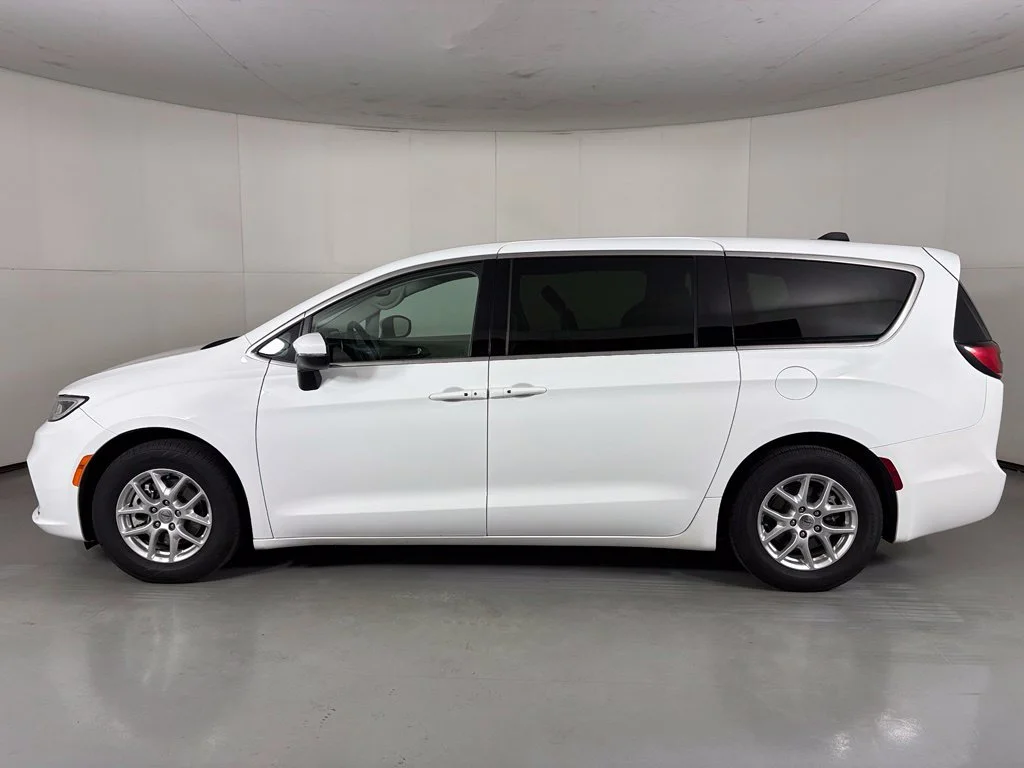 Used 2023 White Chrysler Touring L image 5