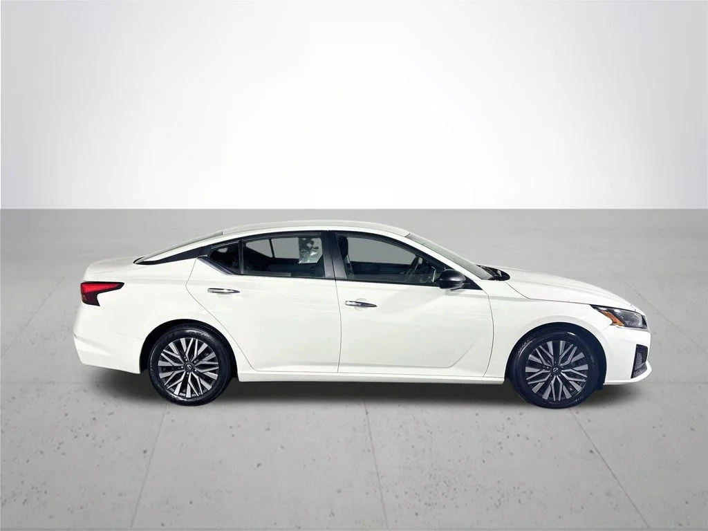 Used 2025 White Nissan 2.5 SV image 5