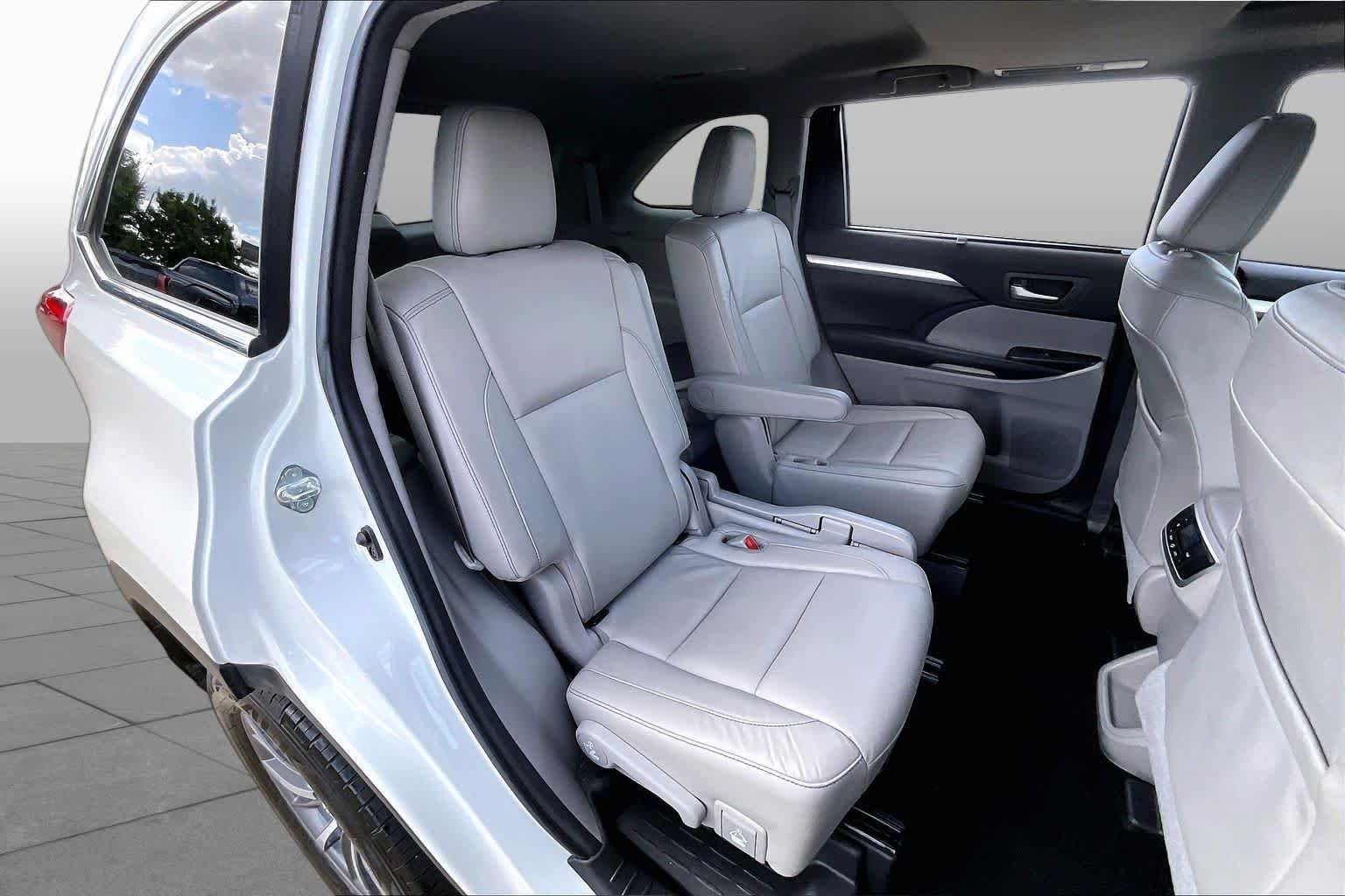 Used 2018 Blizzard Pearl Toyota XLE image 21