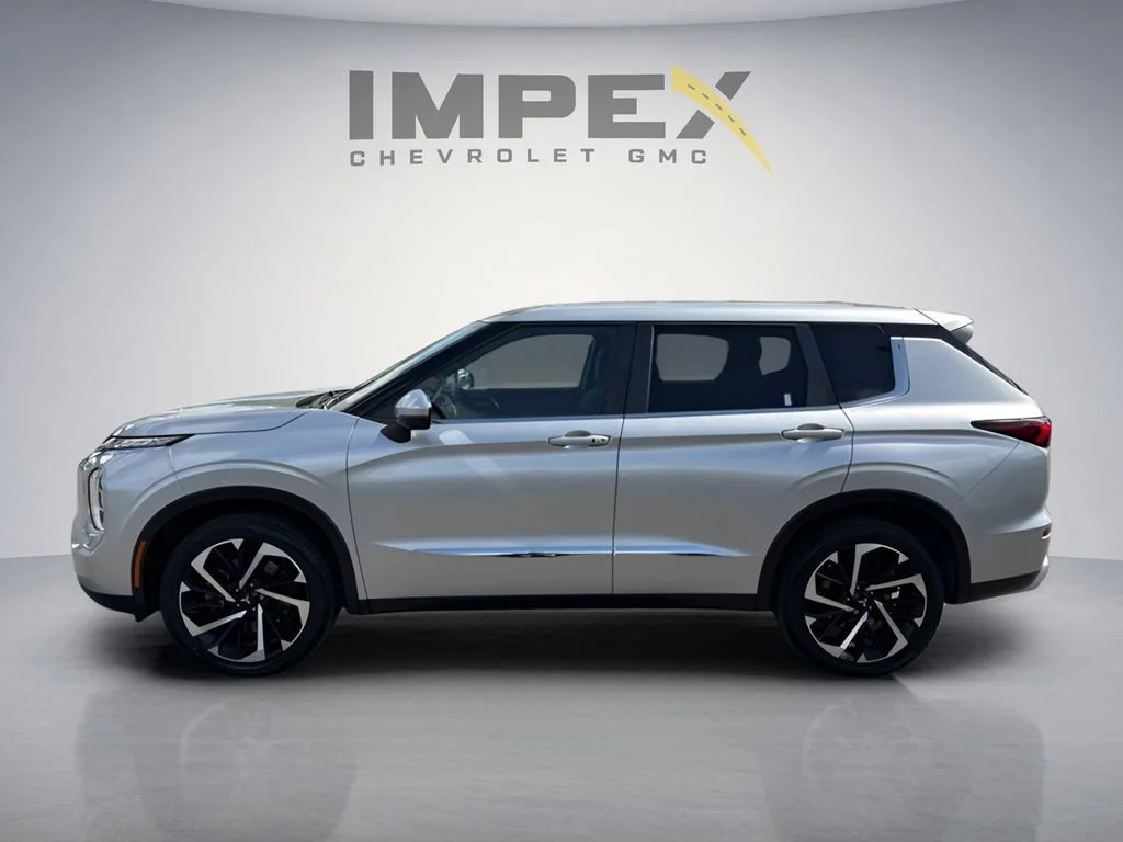 Used 2022 Silver Mitsubishi SE image 2