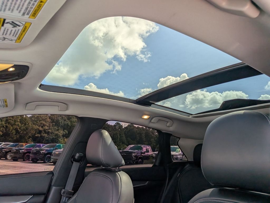 Used 2023 White INFINITI LUXE image 18