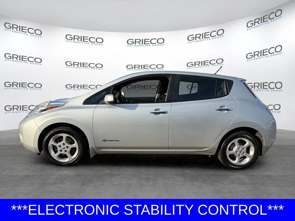 Used 2013 Silver Nissan SV image 4