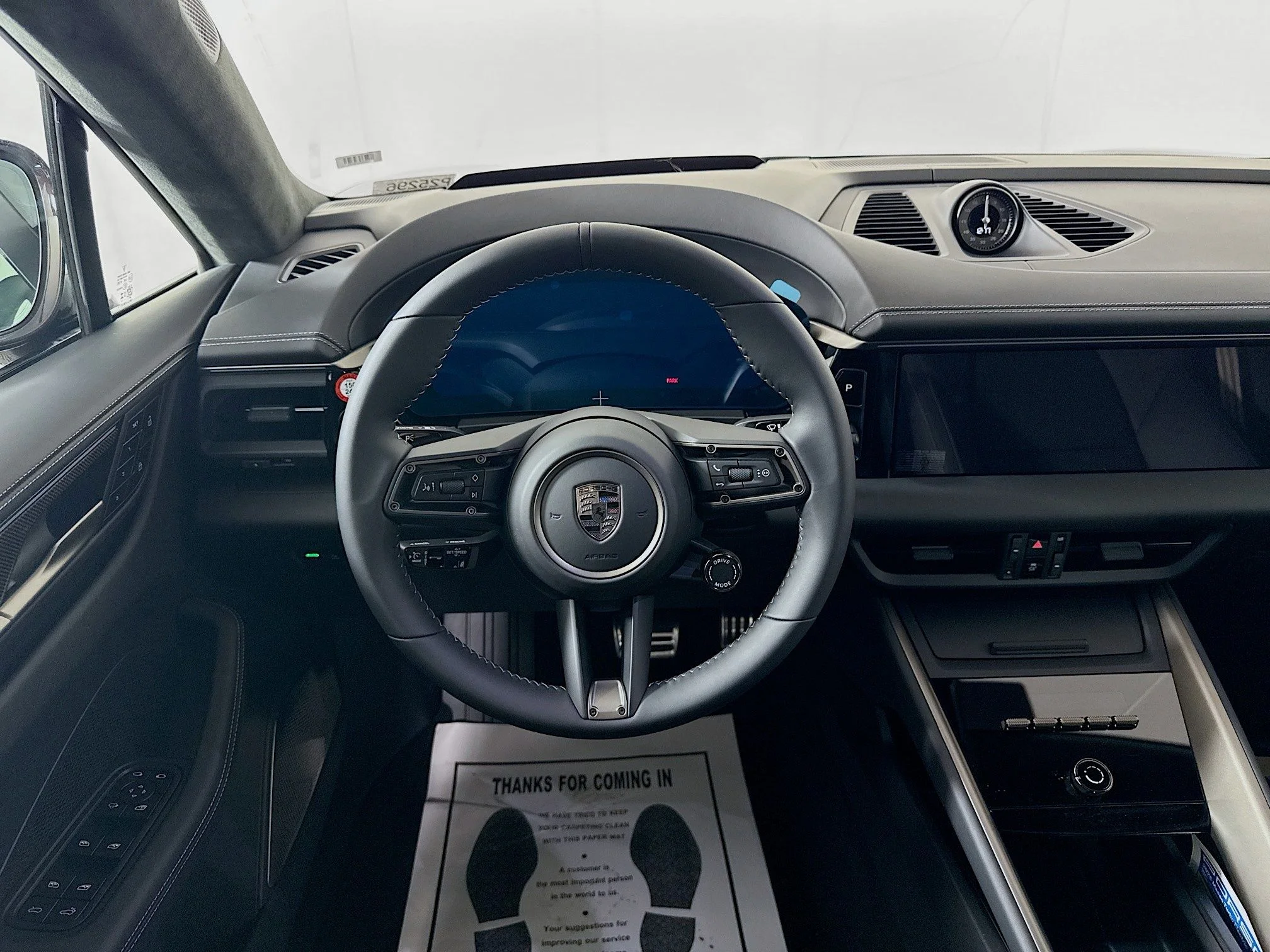 2025 Porsche Macan Turbo Electric - Photo 16