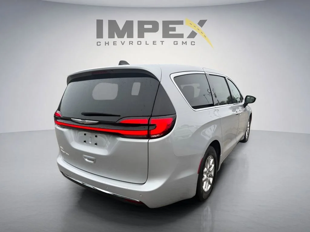 Used 2024 Silver Chrysler Touring L image 5
