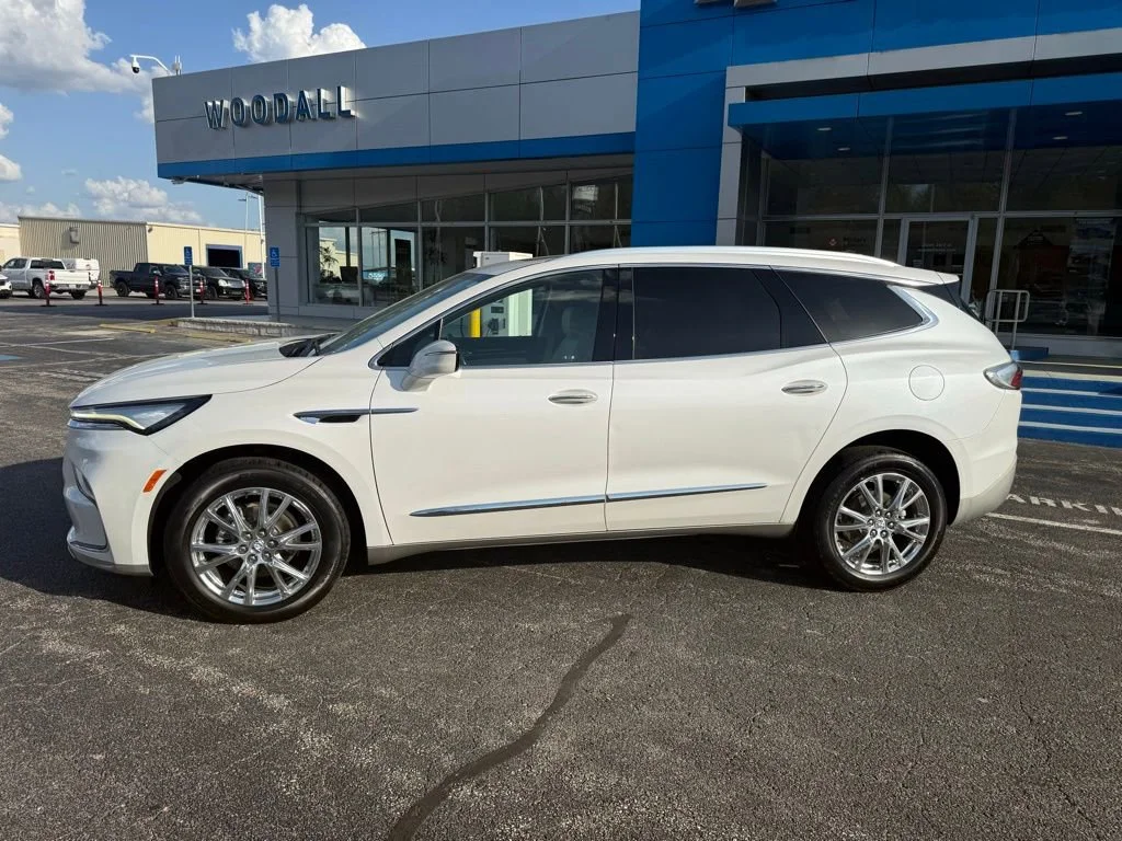 Used 2023 White Frost Tricoat Buick Essence image 2