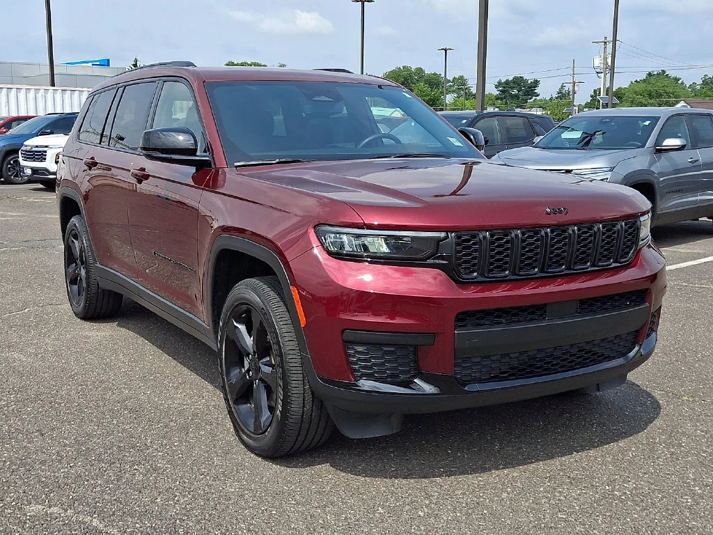 Used 2024 Red Jeep Altitude X 4x4 image 2